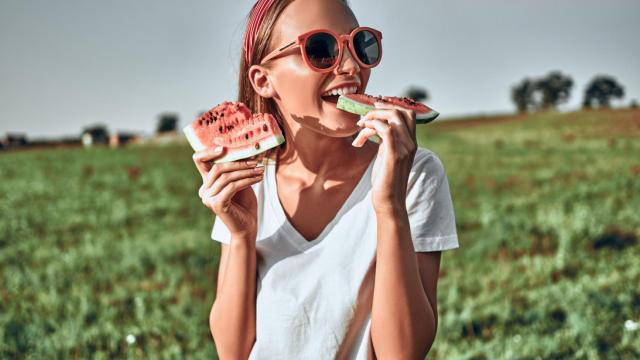 Una mujer, comiendo.