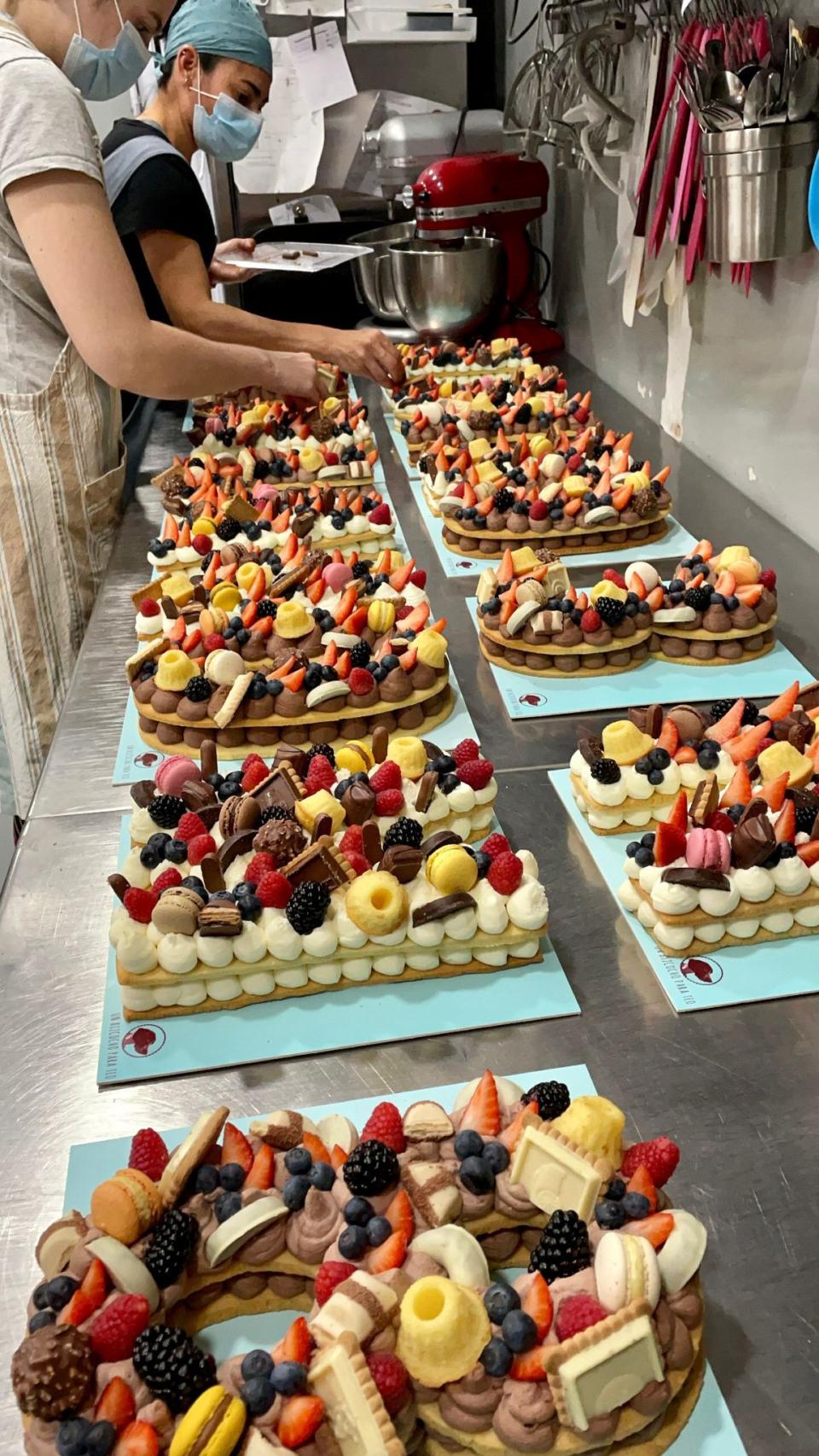 Reposteras preparando tartas en el obrador.