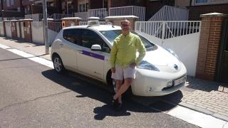 Ricardo posa en 2011 junto a su primer taxi eléctrico, primero también en toda España.