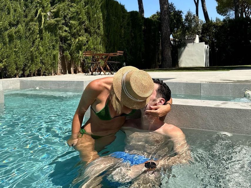 Alba y Sergio se besan en la piscina de su casa.
