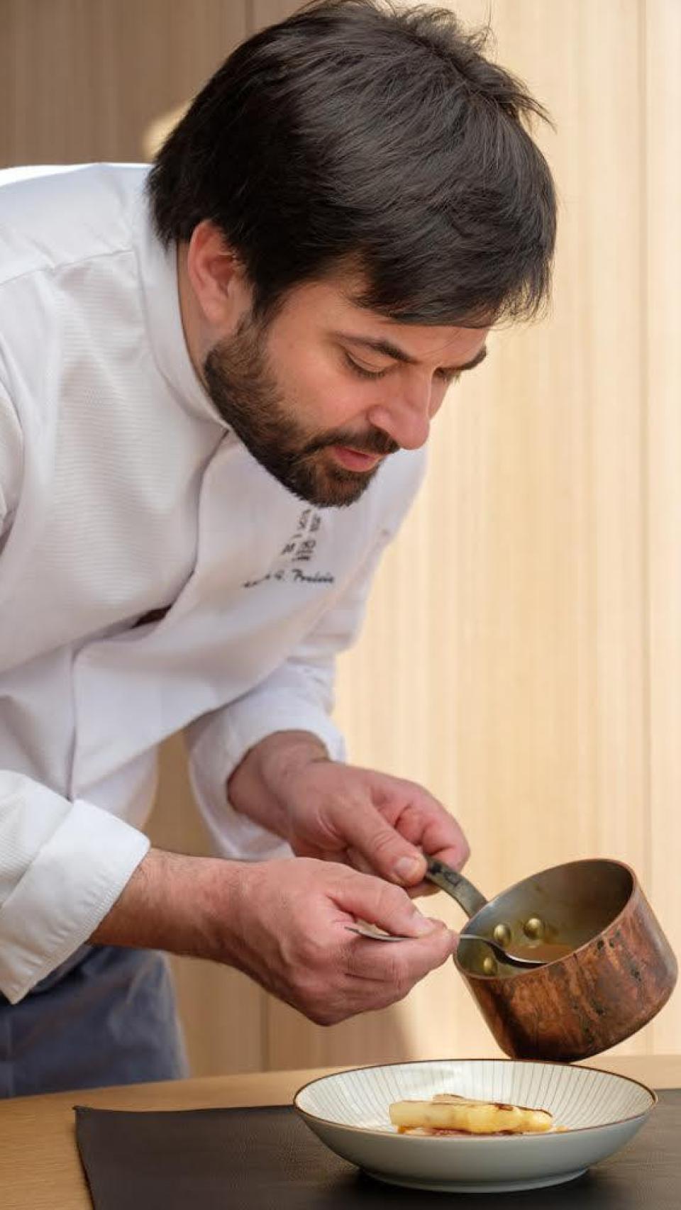 Alberto G. Prelcic elaborando uno de sus platos.