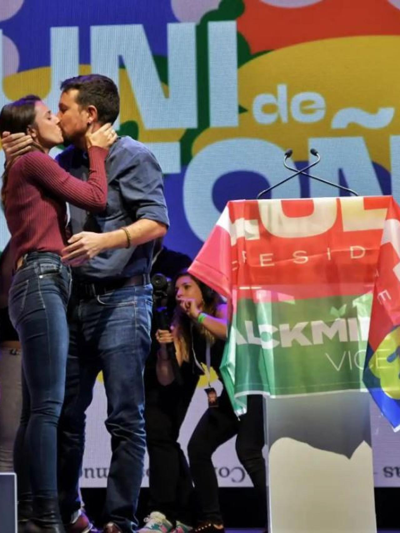 La pareja se besa en un mitin.