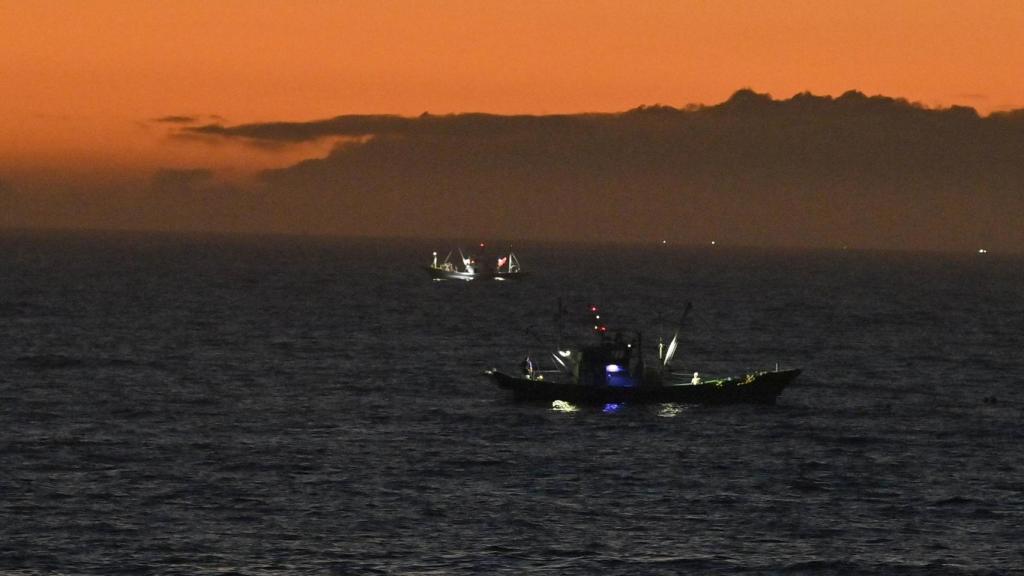 Barcos pesqueros frente a Soma, cerca de la central nuclear de Fukushima Daiichi.