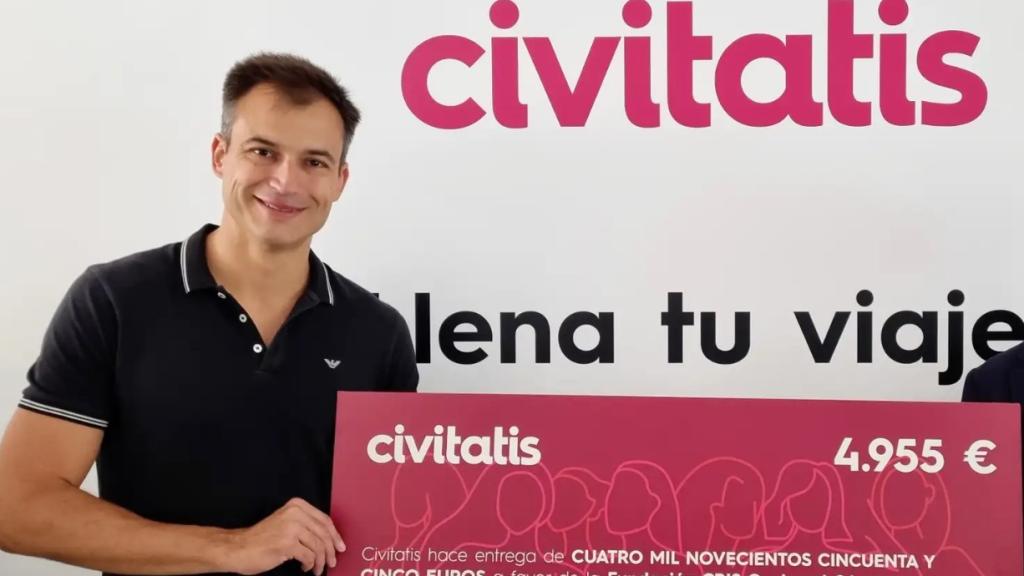 Alberto entregando un cheque a la Fundación CRIS Contra el Cáncer.
