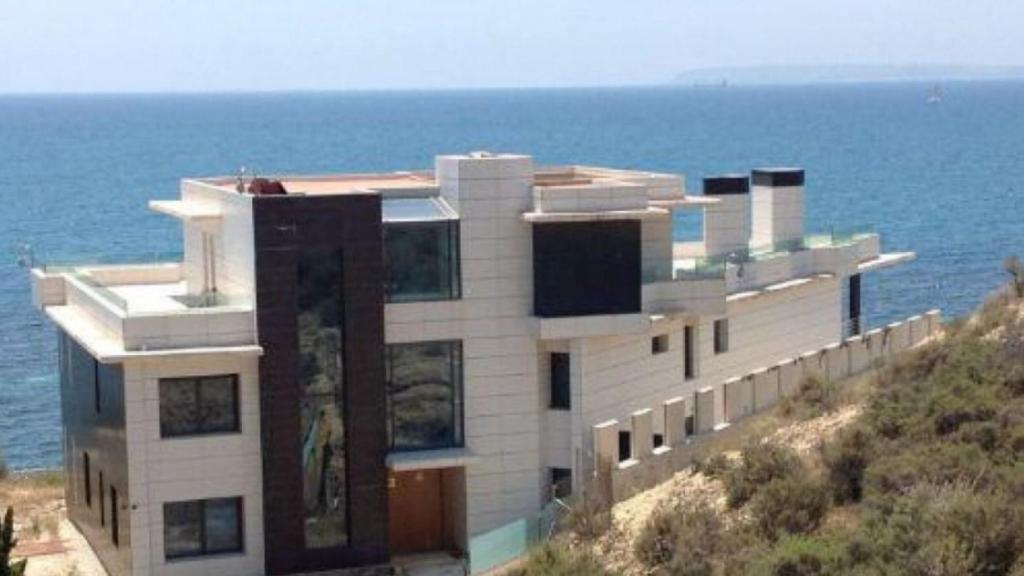 Vivienda en Cabo de las Huertas, a la venta a través de  Habitalia Alicante.