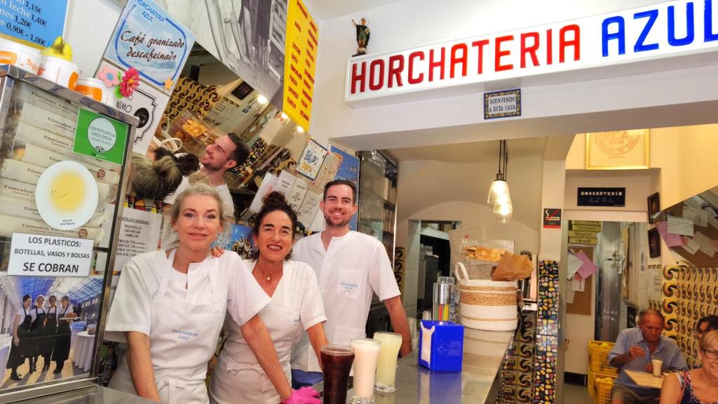 Mari Ángeles, Pepo e Inma, tras la barra de La Horchatería Azul en la calle Calderón.