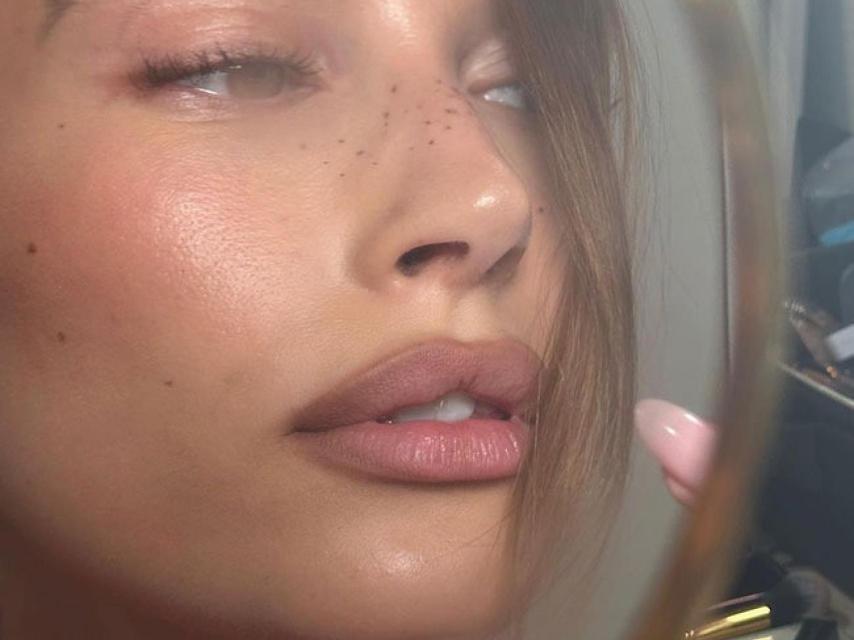 Hailey Bieber.