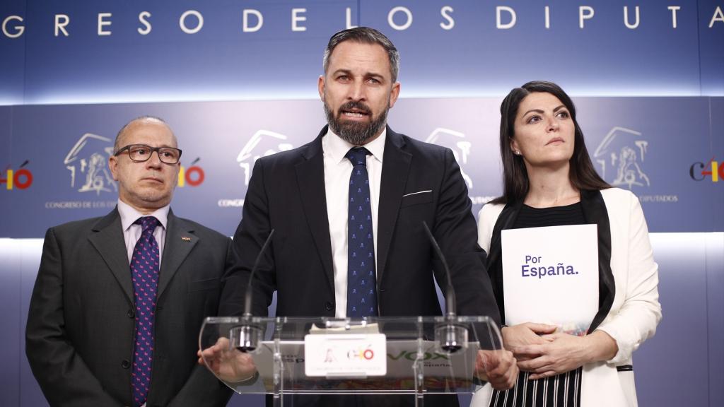 Santiago Abascal (c) en una rueda de prensa; a su izquierda, Macarena Olona; a su derecha, Francisco José Alcaraz