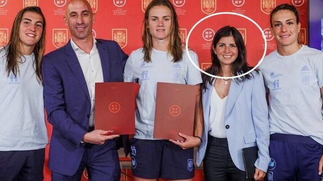 Irene Paredes, Alexia Putellas y Patri Guijarro, junto con Luis Rubiales y Amanda Gutiérrez, en mayo de este año.