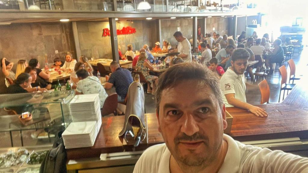 Pascual Andrés Navarro Parra haciéndose un selfie con su local completamente lleno.