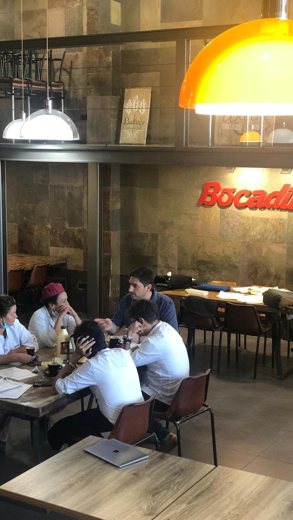 Pascual Navarro reunido con algunos miembros de su plantilla.