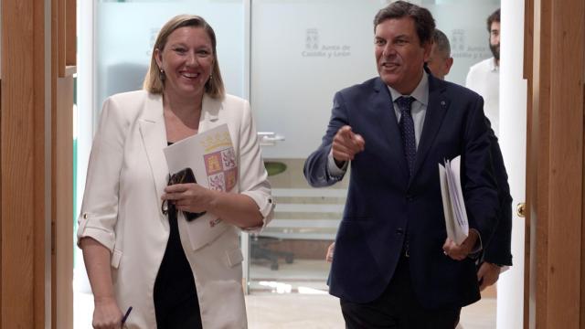 El consejero de Economía y Hacienda y portavoz, Carlos Fernández Carriedo, y la consejera de Familia e Igualdad de Oportunidades, Isabel Blanco, comparecen en la rueda de prensa posterior al Consejo de Gobierno