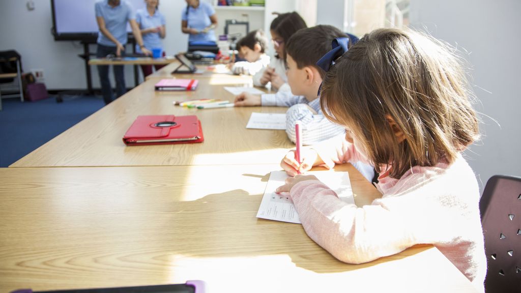 Varios niños realizan sus tareas en un colegio. Imagen de archivo. Óscar Huertas