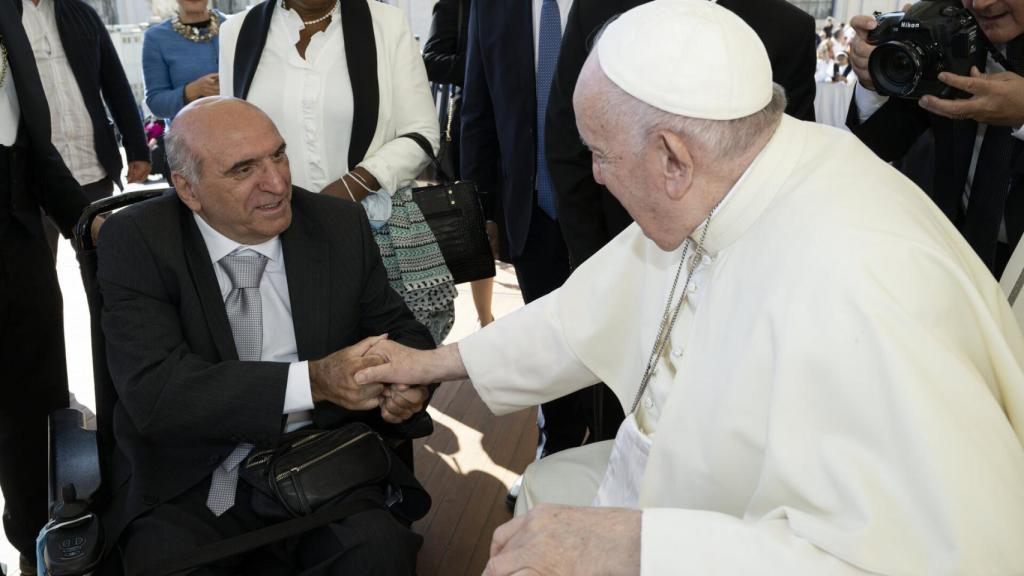 El Papa Francisco saludando a Enrique Alarcón.