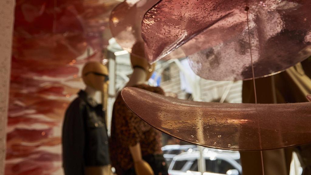 Los diseños de Naifactorylab se pudieron ver en los escaparates de la flagship de Mango de la Quinta Avenida de Nueva York.