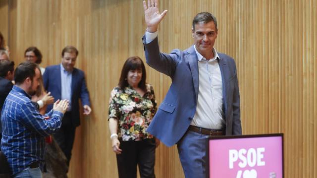 Moncloa se lanza a aprovechar las debilidades de Feijóo y a desgastarle antes de su investidura