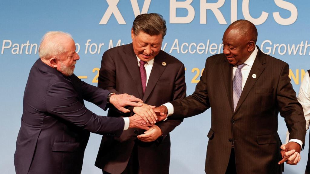 El presidente de Brasil, Luiz Inacio Lula da Silva, el presidente de China, Xi Jinping, y el presidente de Sudáfrica, Cyril Ramaphosa.