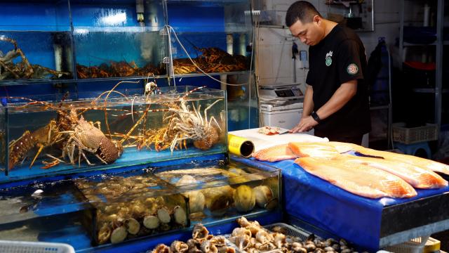 Un mercado de pescado en Pekín.