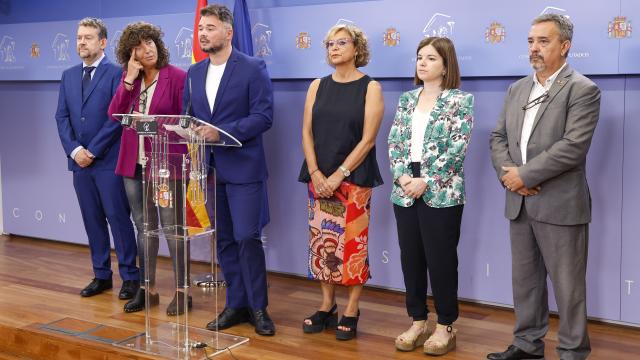 El diputado de ERC Gabriel Rufián ofrece una rueda de prensa junto a sus compañeros en el Congreso.
