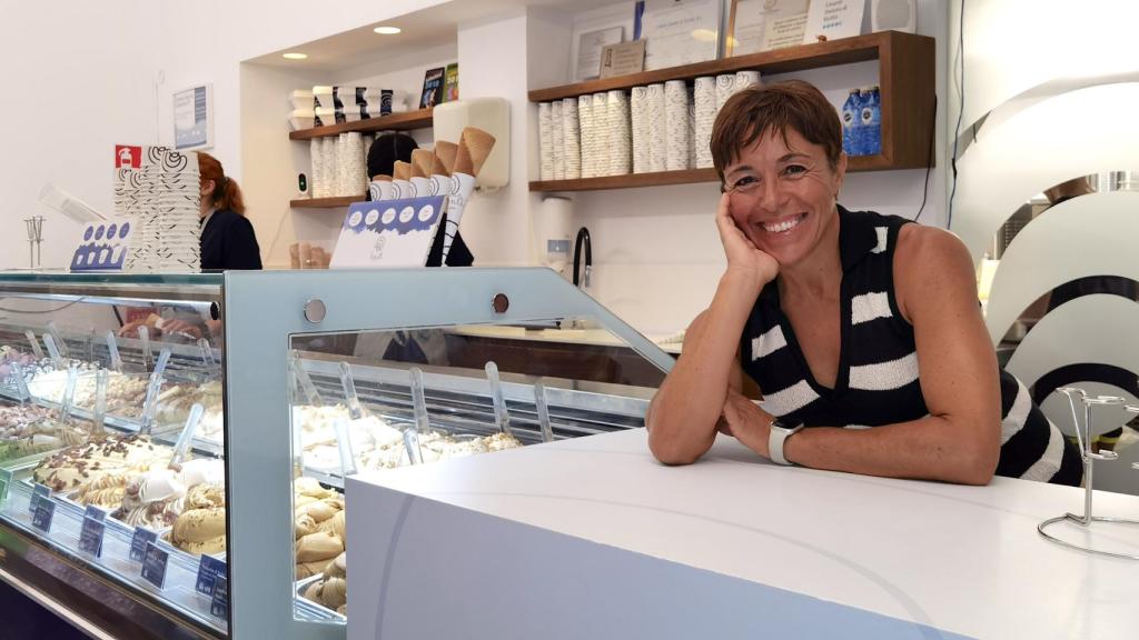 Belén Pallarés en la heladería Livanti - Gelato di Sicilia en la calle Muñoz de Alicante.