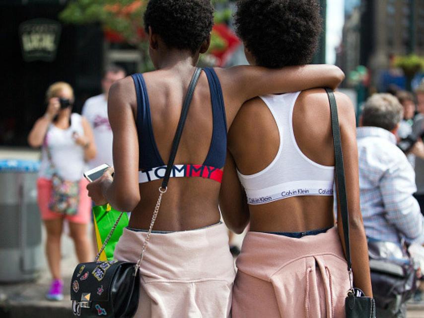 Detalle de diseños de Tommy Hilfiger y Calvin Klein en el 'street style'.
