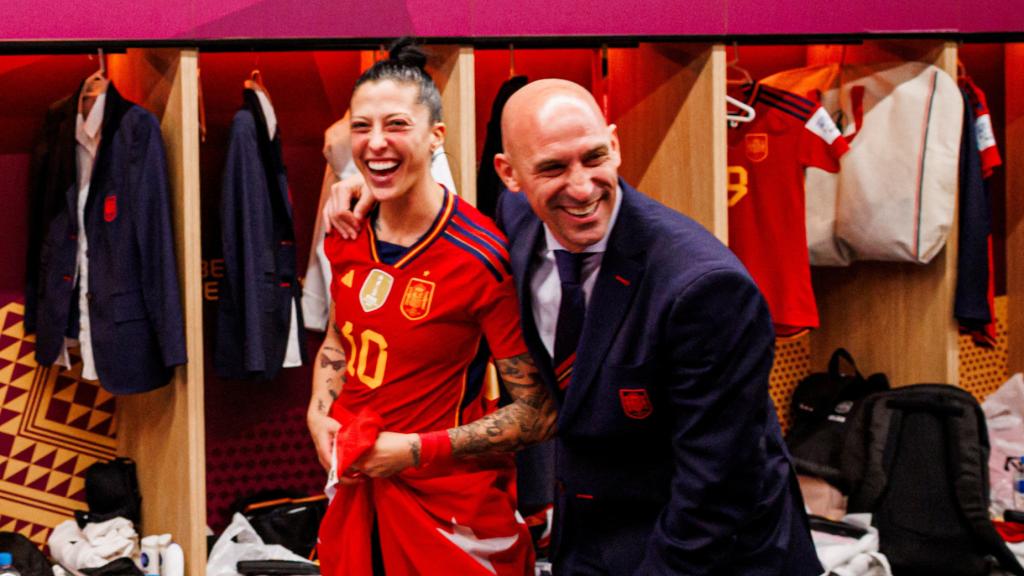 Jenni Hermoso y Luis Rubiales, en el vestuario de la Selección durante la celebración del Mundial.