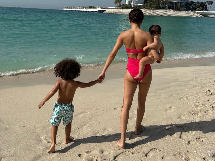 Hiba Abouk en una fotografía de sus redes sociales junto a sus dos hijos.
