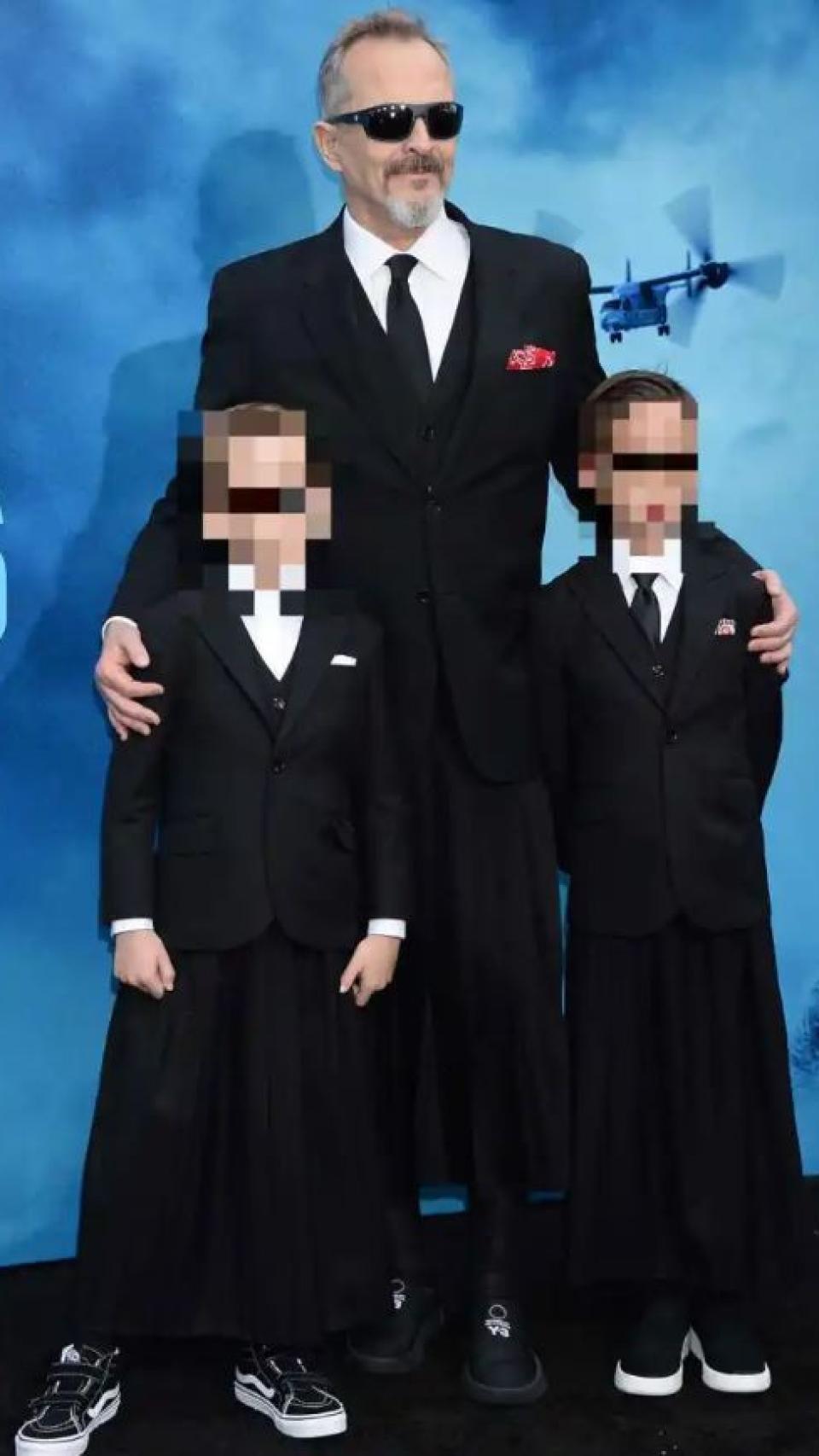 Miguel Bosé con sus dos hijos en mayo de 2019.