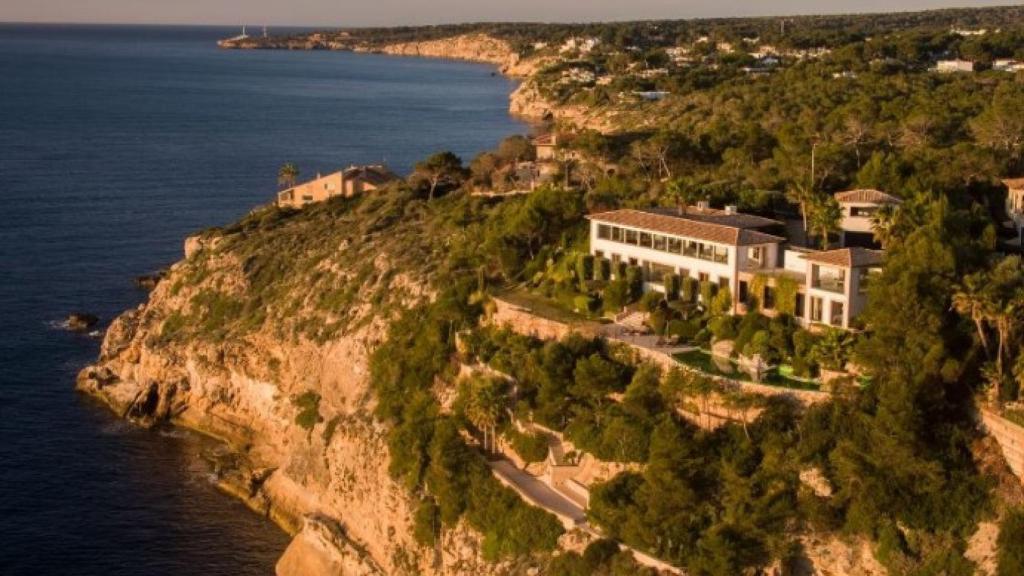 Mansión en plena cala en Baleares.