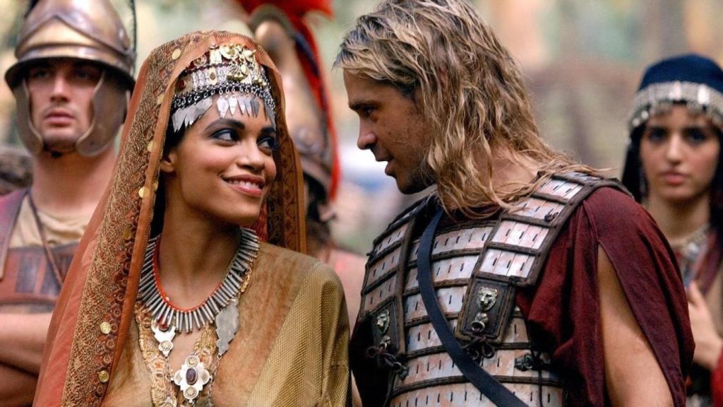 Rosario Dawson y Colin Farrell en 'Alejandro Magno'.
