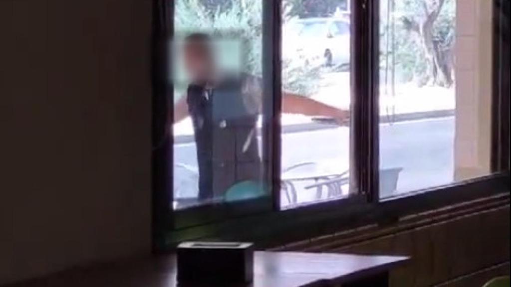 El joven, chuchillo en mano en la vía pública.