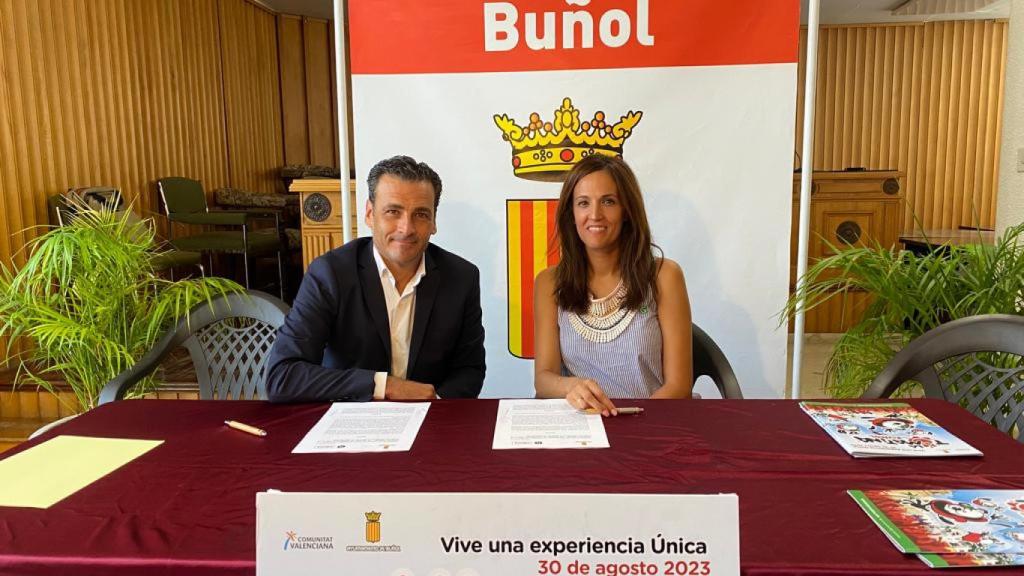 El director general d’À Punt, Alfred Costa, i l’alcaldessa de Bunyol, Virginia Sanz