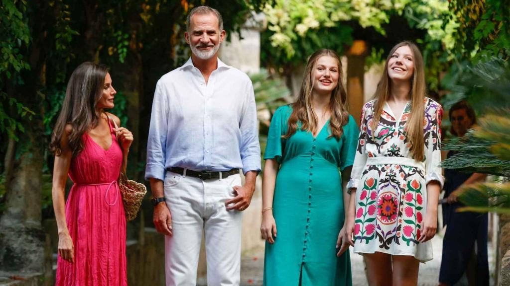 La Familia Real en los jardines de Alfabia.