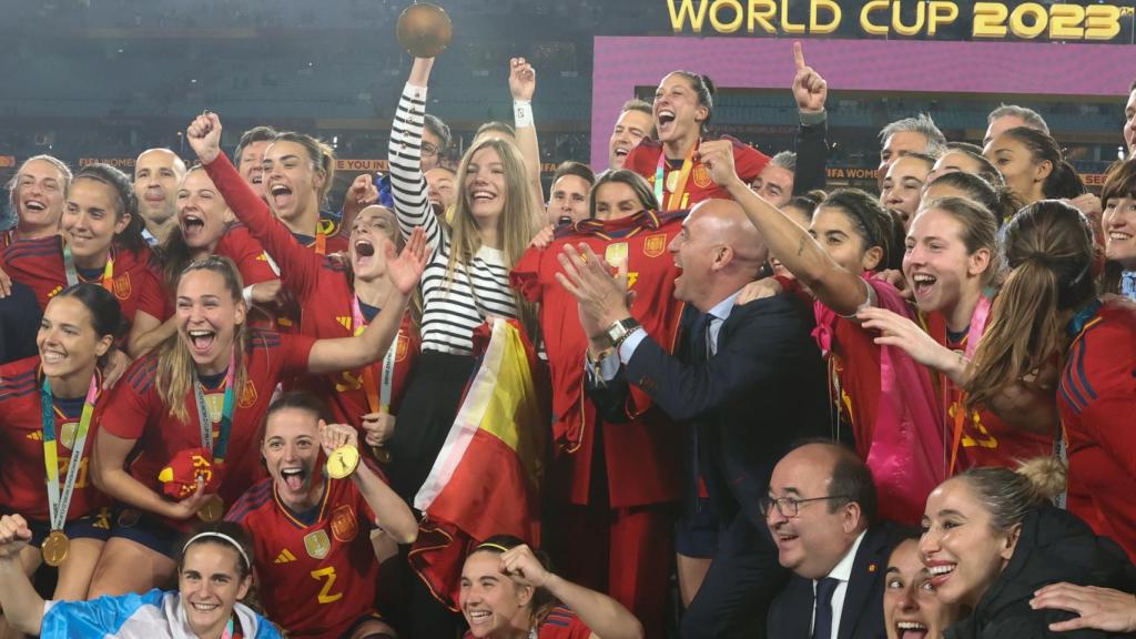 Sofía, levantando la copa.