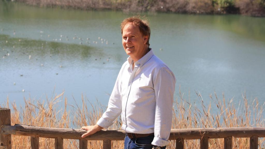 Enrique Romero mira al horizonte en el parque de la Laguna.