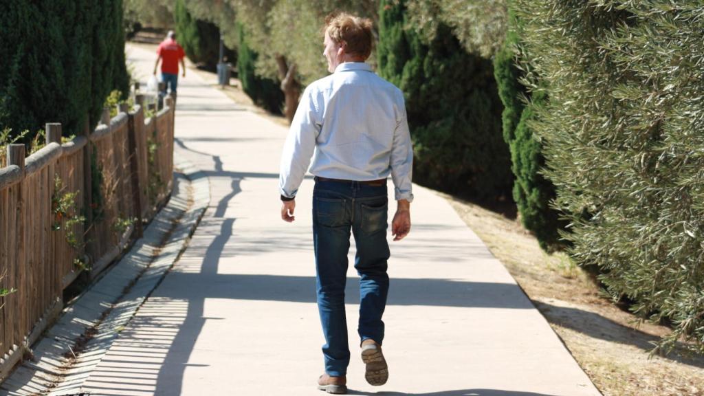 El protagonista pasea por los caminos por los que jugaba con la bici.