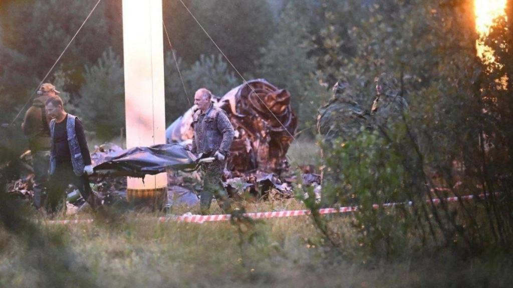 Varios militares recogen los cadáveres carbonizados de la tripulación del avión en el que viajaba Yevgueni Prigozhin