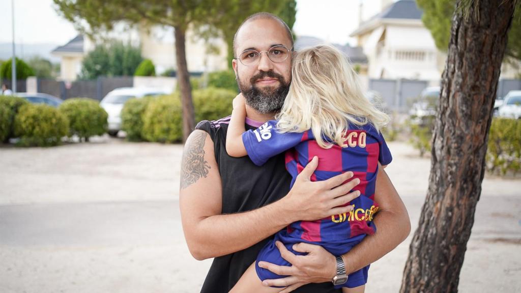 Jorge Guerrero, junto a su hija, minutos antes de la concentración.