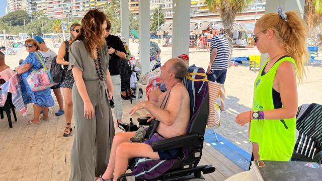 La edil de Playas con un usuario.