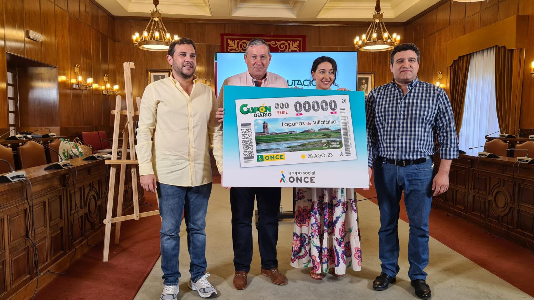 Anabel Martín, la delegada de la ONCE en Zamora; y junto a Javier Faúndez; Víctor López de la Parte, vicepresidente primero de la Diputación Provincial y diputado de Cultura, Turismo y Deporte; y José Ángel Ruiz, diputado de la zona de Tierra de Campos