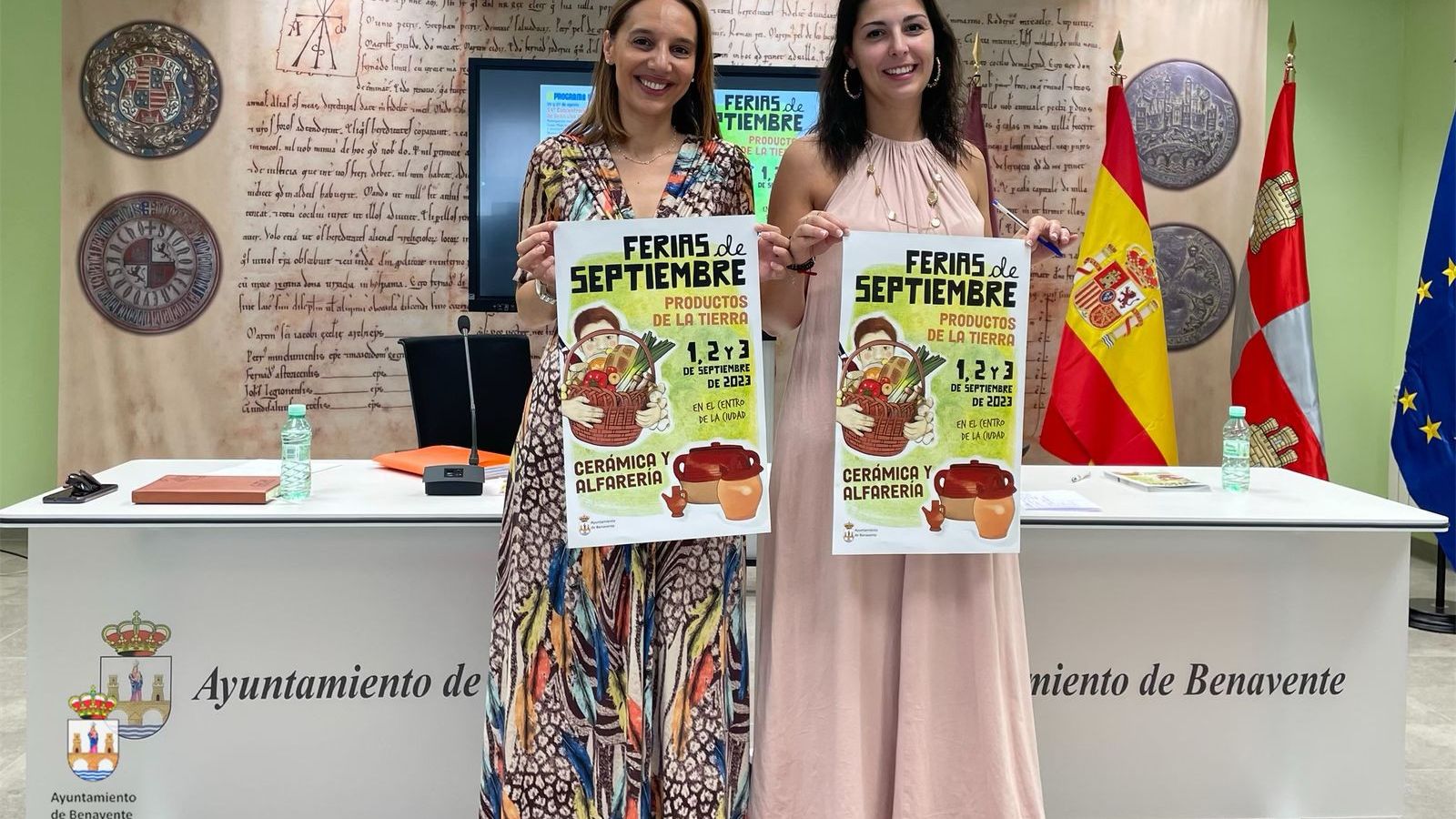 Las concejales de Ferias y Cultura, Sara Casquero y Mercedes Benítez durante de la presentación