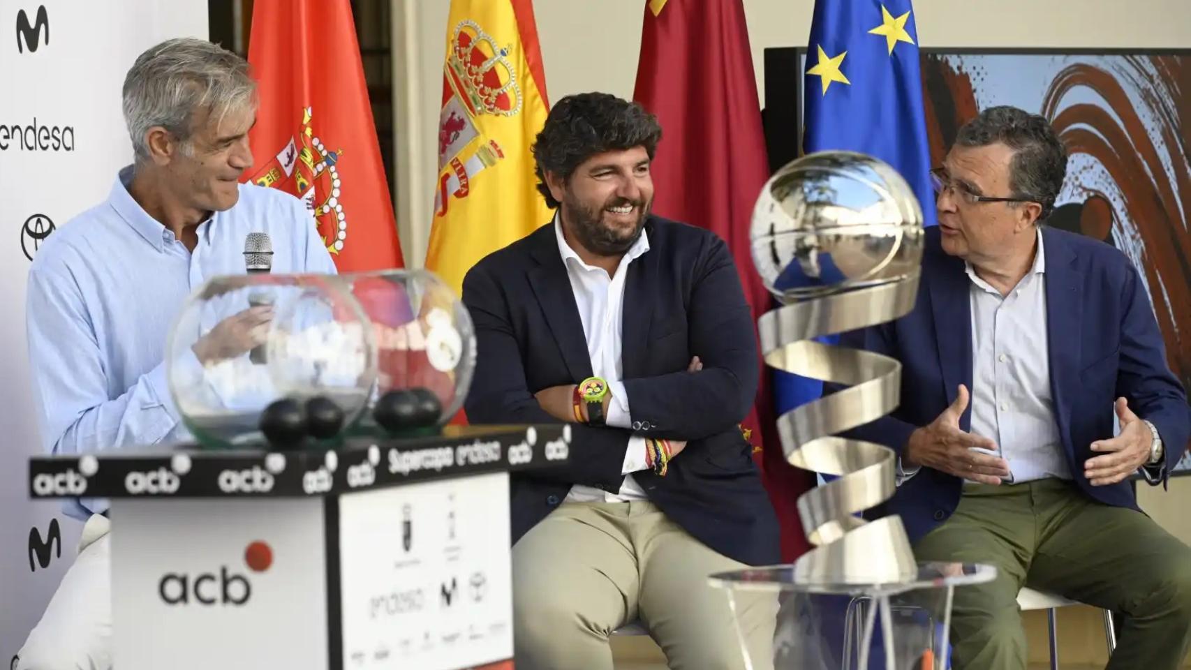 El presidente de la ACB, Antonio Martín, el presidente en funciones de la Región de Murcia, Fernando López Miras, y el alcalde de la capital del Segura, José Ballesta, este martes, en el sorteo de la Supercopa Endesa Murcia 2023.
