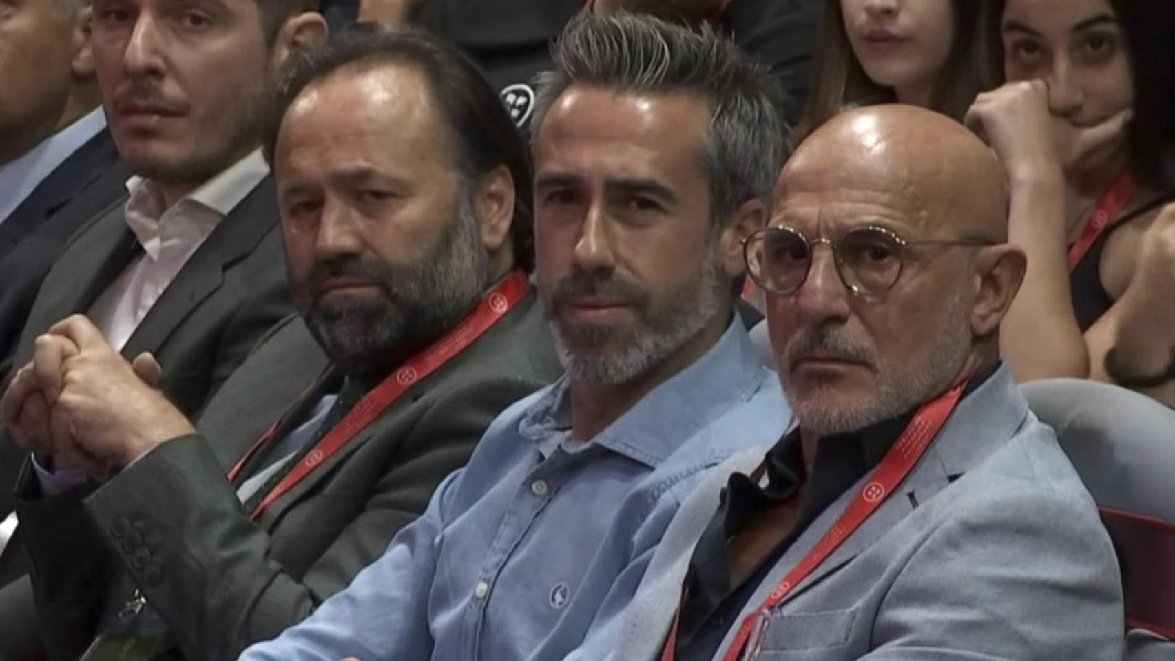 Jorge Vilda, en el centro, junto a Luis de la Fuente durante el discurso de Luis Rubiales.