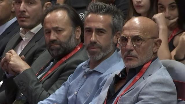 Jorge Vilda, en el centro, junto a Luis de la Fuente durante el discurso de Luis Rubiales.
