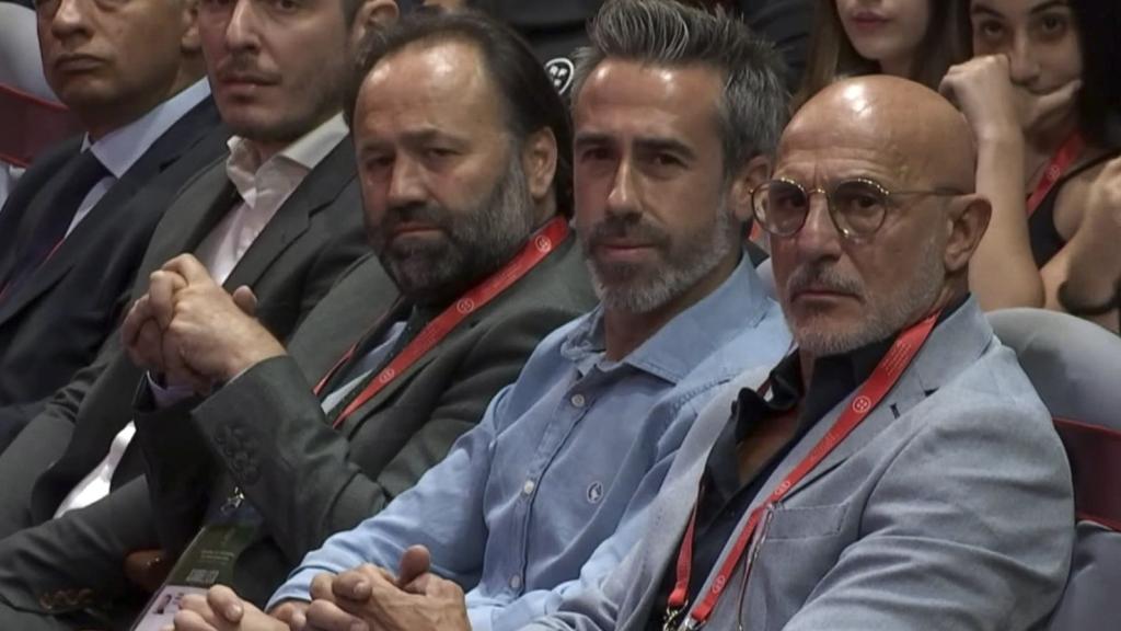 Jorge Vilda, en el centro, junto a Luis de la Fuente durante el discurso de Luis Rubiales.