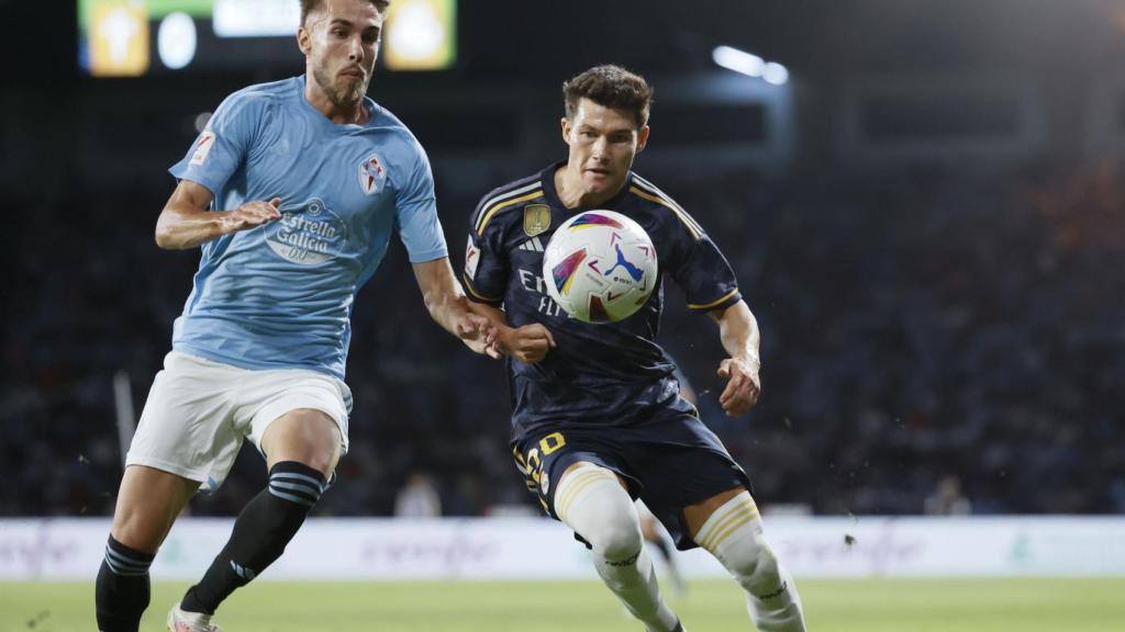 Fran García pelea con Mingueza en el Celta - Real Madrid.