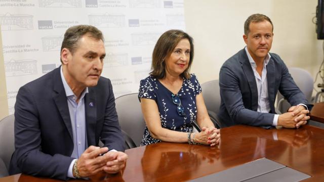 La ministra Margarita Robles junto a Francisco Tierraseca y Carlos Velázquez. Foto: Javier Longobardo.