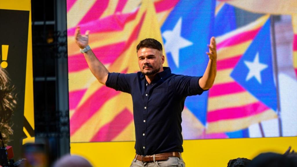 El candidato de ERC al Congreso por Barcelona, Gabriel Rufián, en el acto final de la campaña electoral de los republicanos en Barcelona.