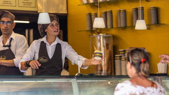 Una mujer compra un helado en una establecimiento de Palma.