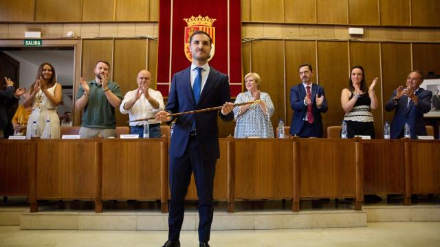 El concejal del PP de Torrejón de Ardoz Alejandro Navarro sujeta el bastón de mando como nuevo alcalde de Torrejón de Ardoz
